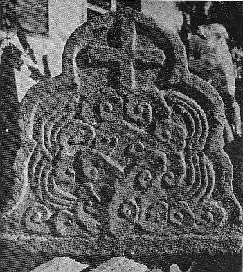 Надгробный камень с лотосом и крестом, 1940 г., фото У Вэньляна