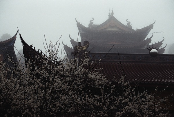 Очертания монастыря 昭明寺, горы Тяньмушань, Китай