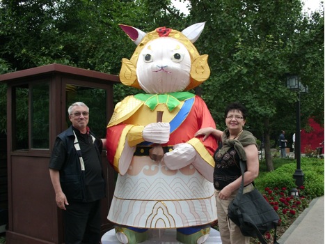 У Храма Луны в Пекине. 2011. Сторожат Храм Луны лунные зайцы / Магазета