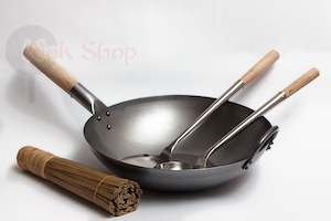Облегченный вок с длинной ручкой и бамбуковой метелкой для очистки его внутренней поверхности