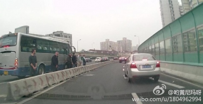 6 иностранцев в Шанхае помочились посреди эстакады