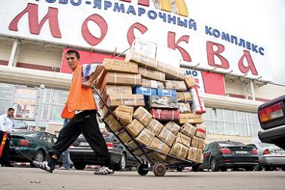 Торгово-ярмарочный  комплекс «Москва» очень быстро превратился в «Люблизон», китайские торговцы практически вытеснили оттуда других обитателей