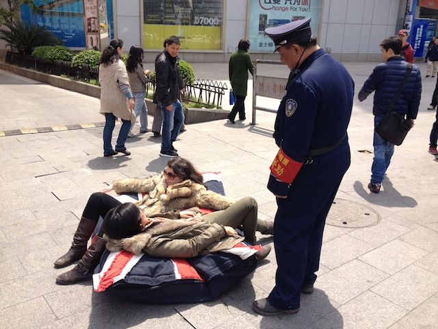 В Шанхае появилась мода на "личные" диваны в метро