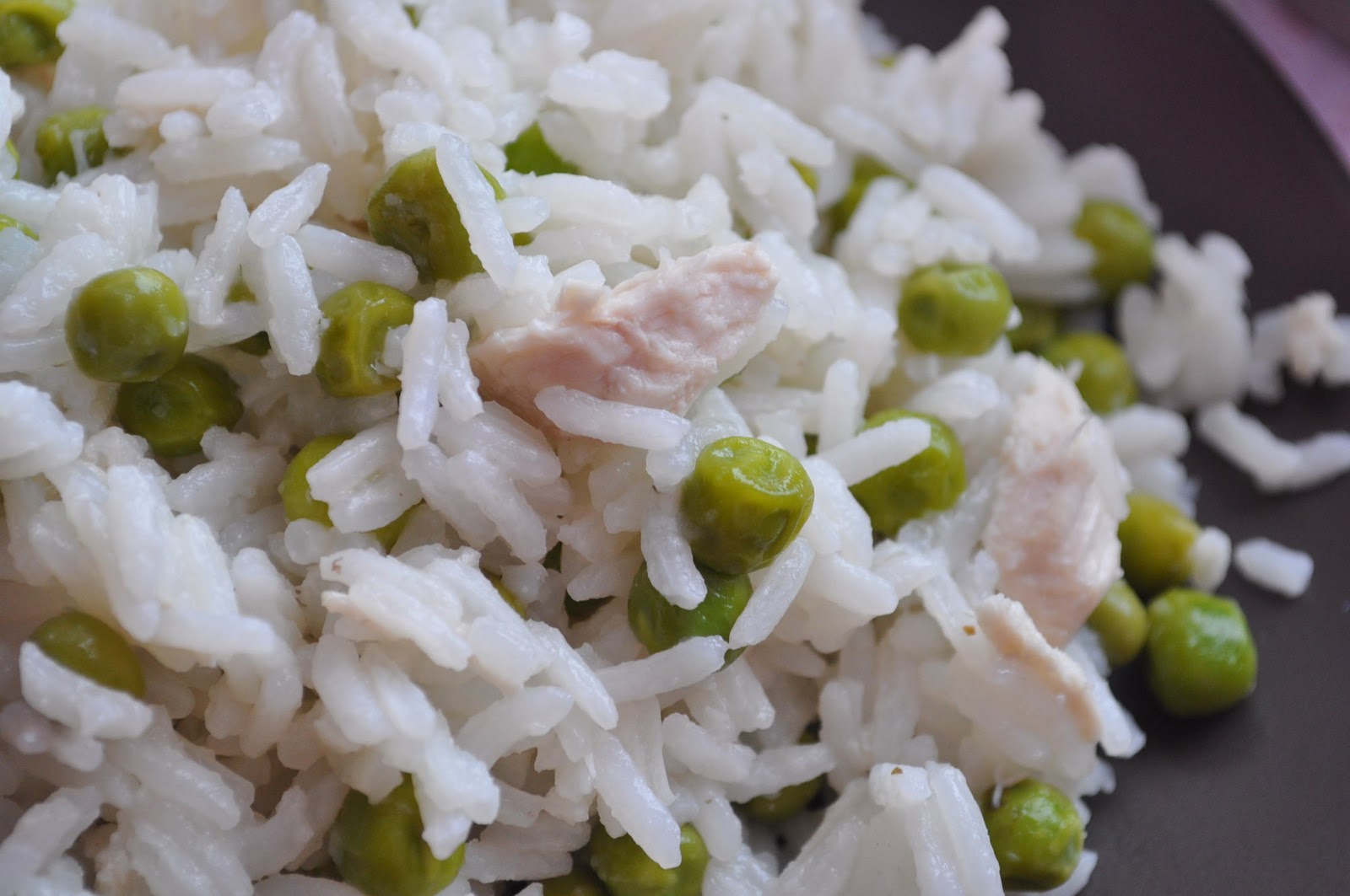 блюдо из жасминовогориса с горохои и куриным филе