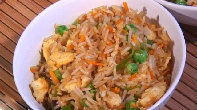 Жареный рис по-китайски с яйцом и зеленым горошком
