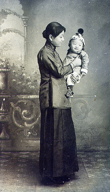 chinese-woman-with-beautiful-baby