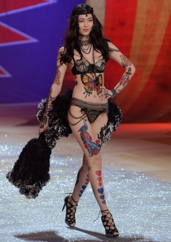 liu-wen-2012-victoria-s-secret-fashion-show-inside-01