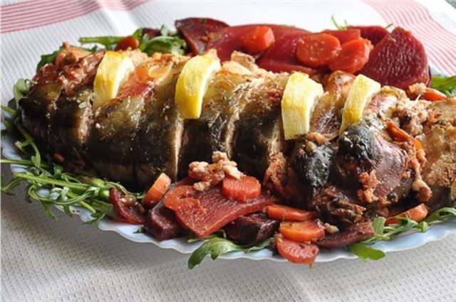 Гефилте фиш, нарезанная на куски