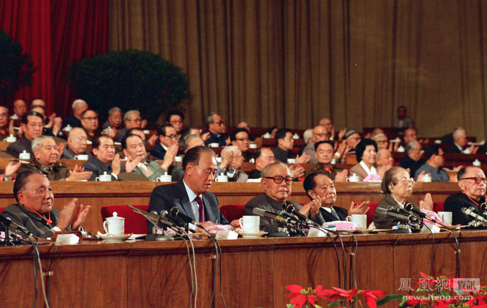 Высшее руководство партии и государства после событий 1986 года. Лао-Ху (второй справа) все еще в обойме, но уже ничего не решает, поэтому и грустит. Чжао Цзыян (второй слева) - новый генеральный секретарь и говорит именно он, но и он решает не все. Ли Сяньнянь (в центре) - Председатель КНР, формально "глава государства", reign but not rule. Справа -  вдова Чжоу Эньлая Дэн Инчао, председатель НПКСК, аналогично. А рулит Дэн Сяопин - слева, в наушниках.