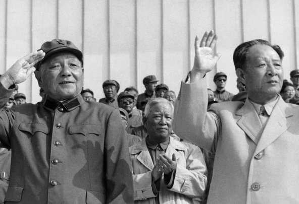 Официально правящую партию возглавляет товарищ Ху Яобан (справа), либерал, реформатор и большой друг молодежи. Фактически принятие всех ключевых решений контролирует товарищ Дэн Сяопин (слева) - 82-летний консервативно настроенный прагматик