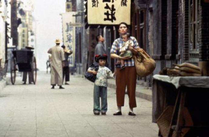 Кадр из фильма «Жить», 1994 г.