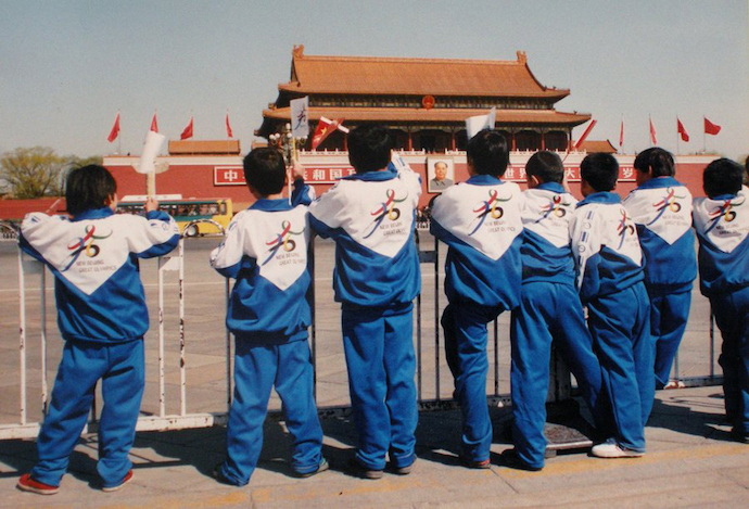 Школьники на Тяньаньмэнь в 2001 году. Источник: chinadaily.com