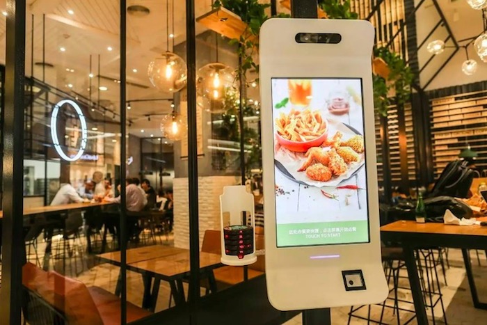Система распознавания лиц в ресторане KFC в Ханчжоу. Фото: IFeng News