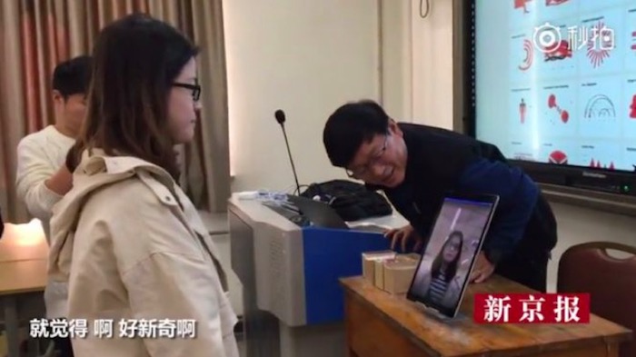 Студенты испытывают новую систему распознавания лиц на занятиях. Фото: Beijing News