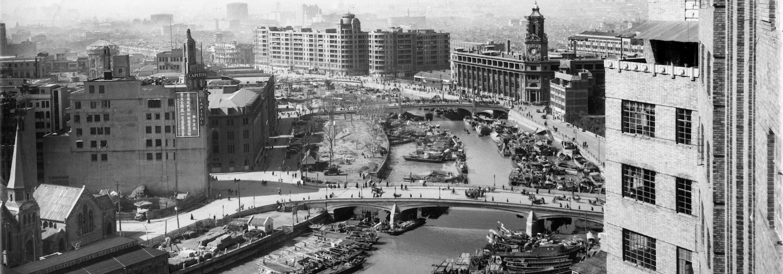 Вид на речку Сучжоу и кинотеатр (слева) d 1940-е годы. Источник: flickr Cities in Old Days