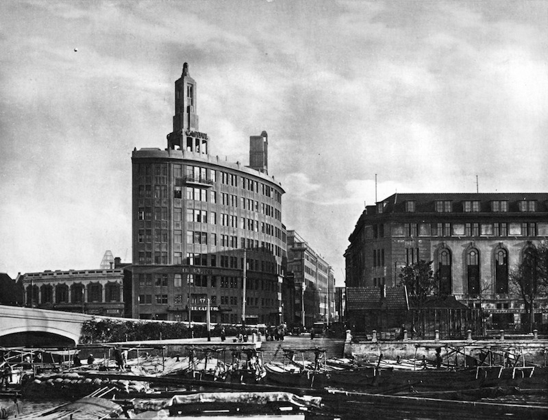 Здание кинотеатра на берегу речки Сучжоу. Источник: Shanghai of To-Day (1930)