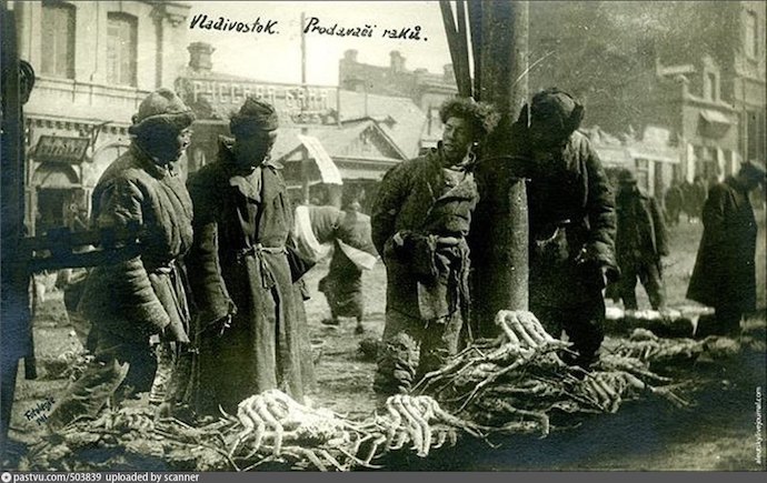 Продавцы крабов во Владивостоке в 1918-1920. Источник: ok.ru