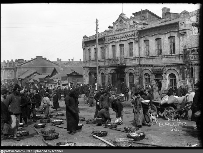Уличный рынок морепродуктов на Семеновской в 1918-1920. Источник: ostrava.idnes.cz
