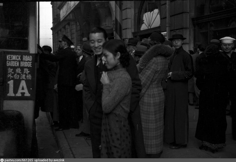 Нарядная толпа у входа в отель "Палас" В 1937-1940. Источник: University of Wisconsin / Harrison Forman