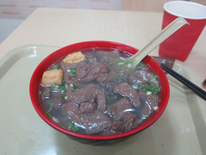 Суп с фэньсы и клецками из утиной крови (鸭血粉丝汤, yāxiě fěnsītāng)