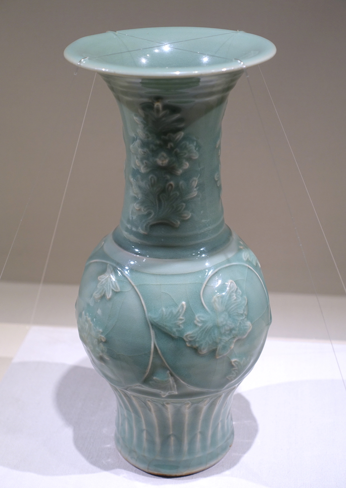 Ваза из селадона Лунцюаня, 13-й век (Южная Сун). Источник: en.wikipedia.org