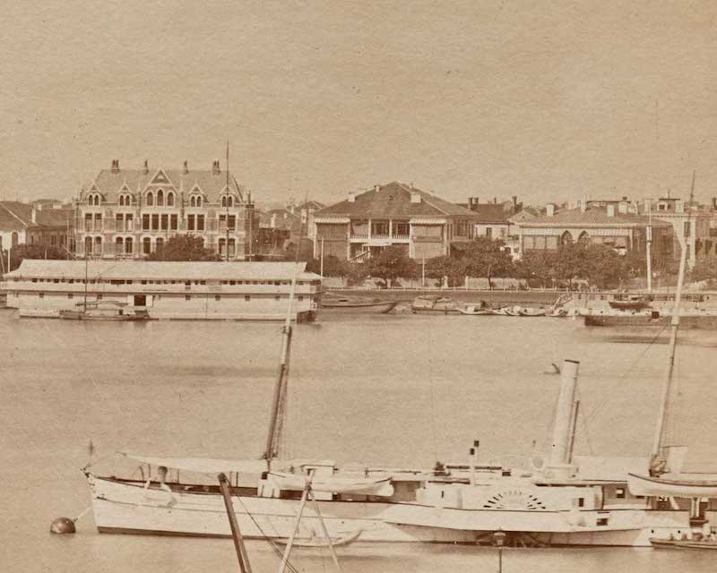 Старое здание телеграфа (в центре), снятое с другого берега Хуанпу в 1882 году. Источник: Walter Silver for Kung Tai Studio