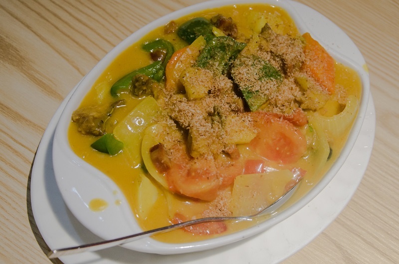 Курица по-португальски, ее везде готовят по-разному, но неизменно вкусно. Если вы любите карри, вам точно понравится
