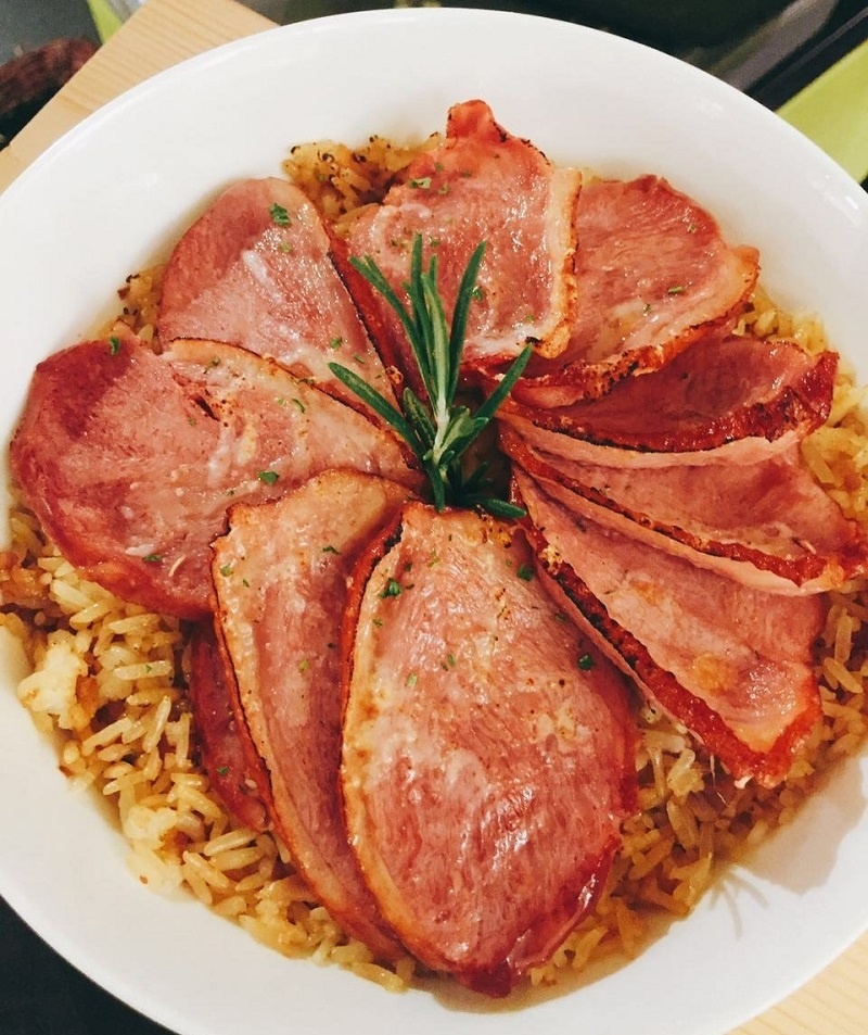 Запеченный рис с уткой, одно из самых популярных блюд местной кухни, без труда можно найти в любом ресторане. 