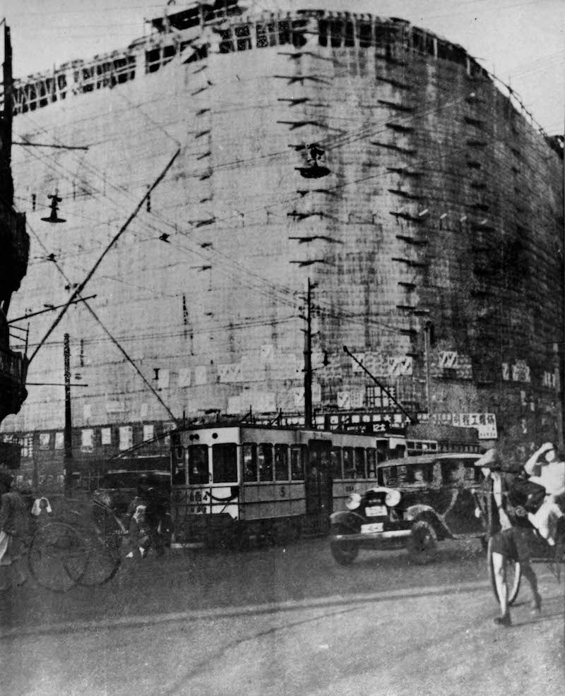 Универмаг во время строительства в 1934. Источник: брошюра кабаре "Парадиз"