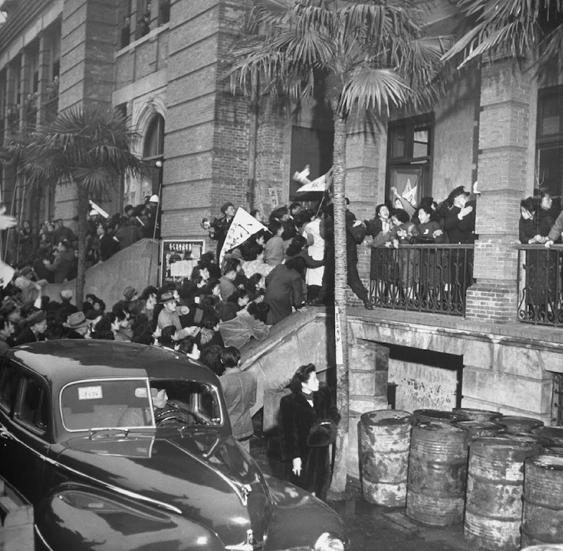 Танцовщицы штурмуют муниципальное здание в 1948 году. Источник: Jack Birns