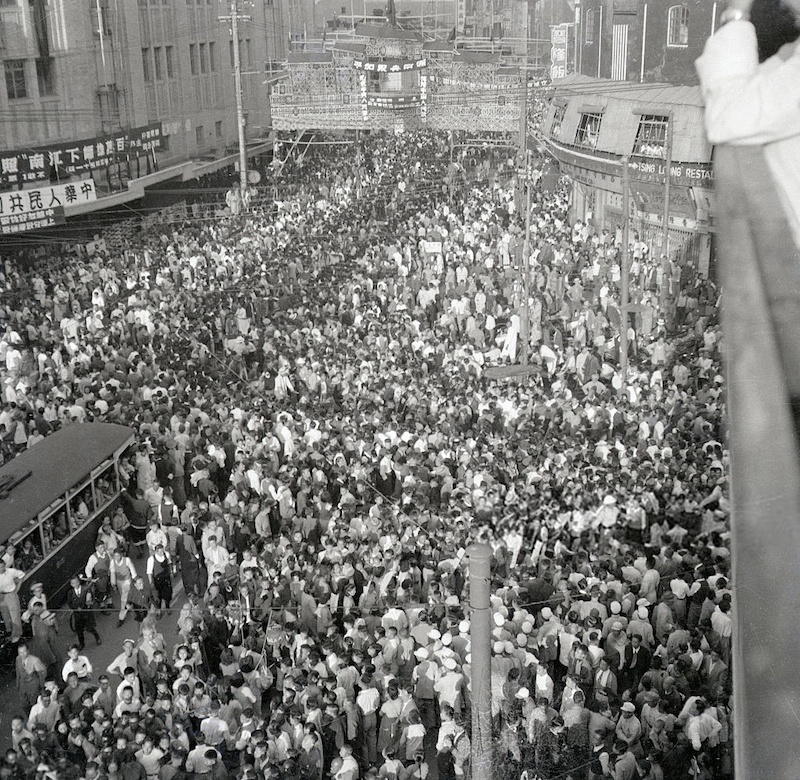 Толпа приветствует приход коммунистов в 1949; слева "Да Синь". Источник: Getty Images