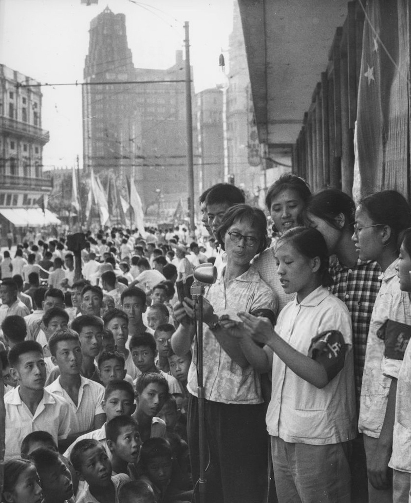 Начало Культурной революции в 1966; зачитывание речей у витрин универмага. Источник: Getty Images