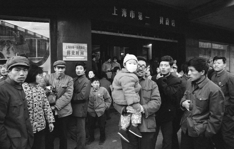 Прохожие у входа в магазин в 1978. Источник: Getty Images