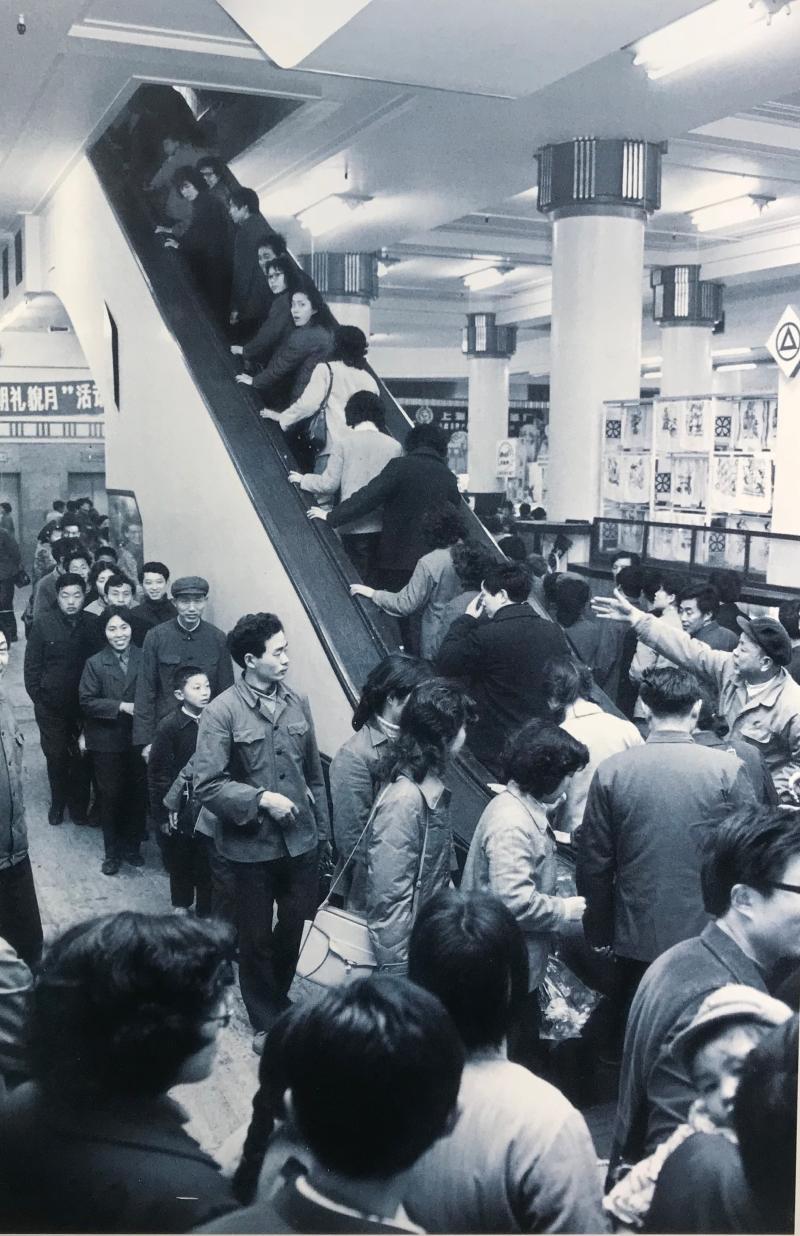 Новые очереди на эскалатор в 1982. Источник: Zhou Minglu 周铭鲁