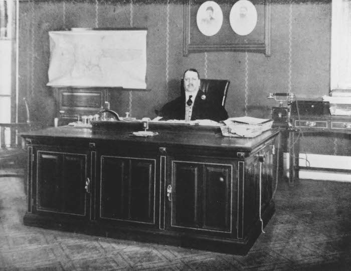 Эзра в своем кабинете незадолго до смерти. Источник: W. H. Cameron