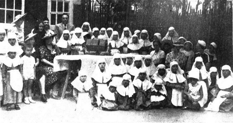 Фото у обители во время благотворительной лотереи. Источник: North China Daily News, август 1938 года