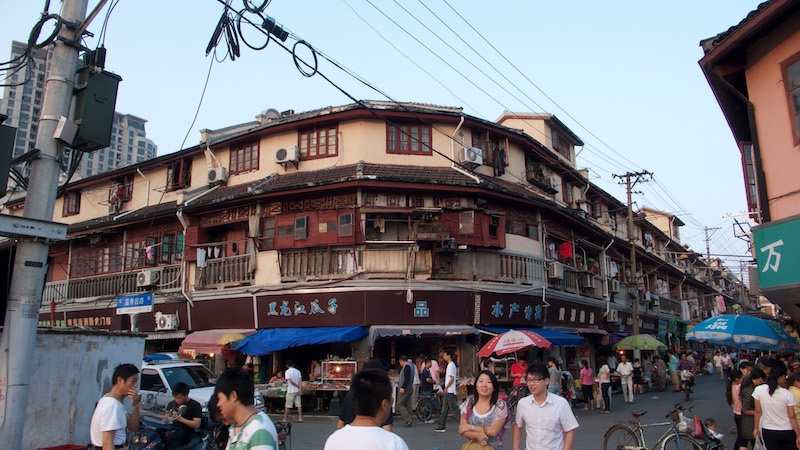 Угол улиц Luxiangyuan Road и Dajing Road незадолго до выселения в 2013 году; здесь раньше стоял театр. Источник: Катя Князева