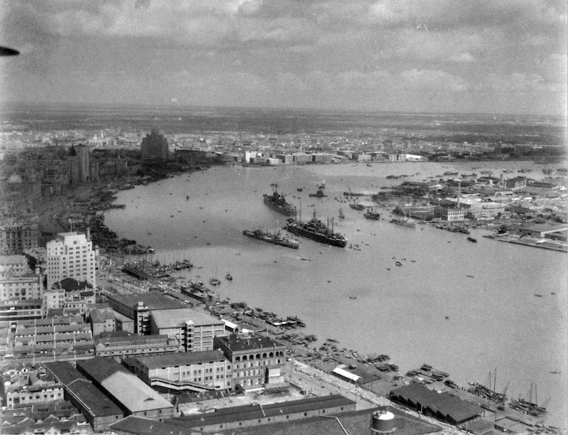 Пролетая над французской концессией в 1946 году; высотка ММ видна слева. Источник: Time Magazine