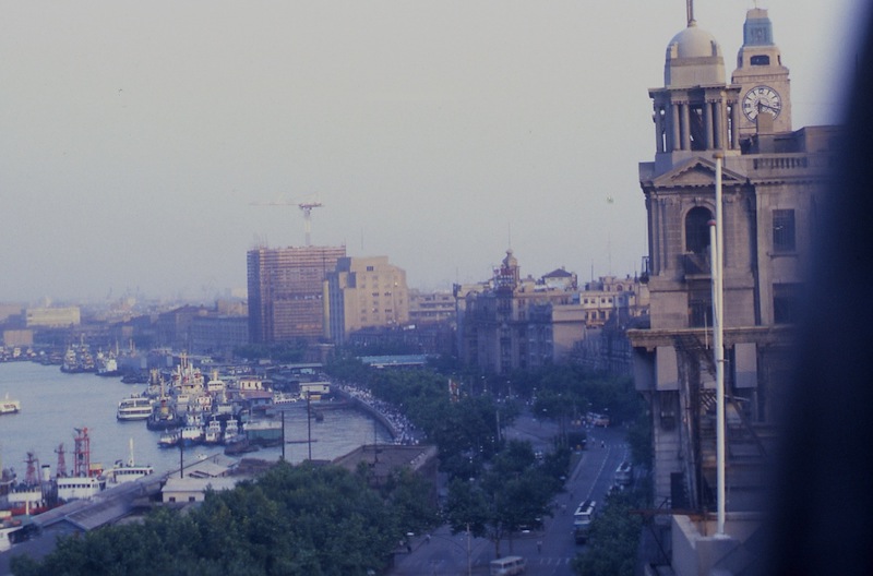По соседству с ММ (в центре) начали вырастать современные высотки в 1983 году. Источник: Steven Vik