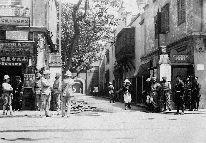 У входа в аллею, ведущую в участок "Луза" во время волнений в 1925 году. Источник: Getty Images