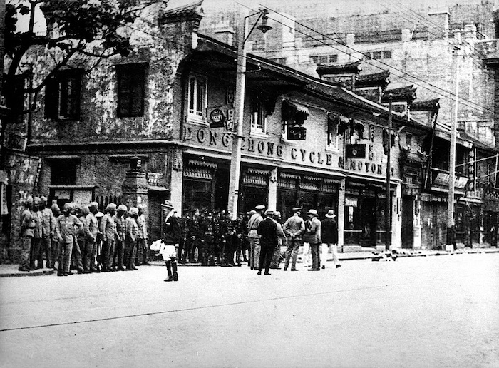 У входа в аллею, ведущую в участок "Луза" во время волнений в 1925 году. Источник: Getty Images