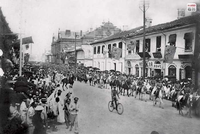 Вид на Нанкинскую улицу из ворот участка в 1900-х годах; вдали Муниципалитет. Источник: книга 上海1842-2010一座伟大城市的肖像