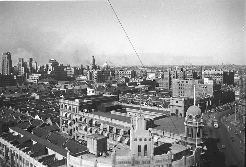 Вид с башни банка в сторону делового центра Шанхая в 1937 году. Источник: Harrison Forman, AGSL Collections