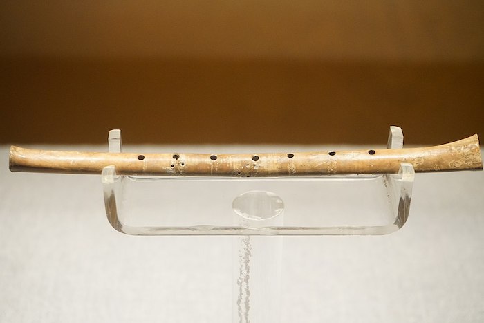 Флейта из кости японского журавля. Культура Цзяху. Источник: Wikimedia Commons