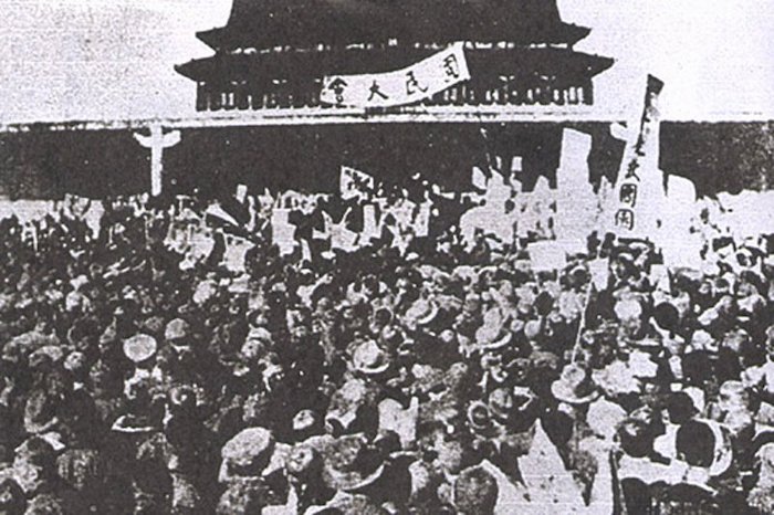 Демонстрация студентов на площади перед воротами Тяньаньмэнь в 1919 году. Источник: wikipedia.org