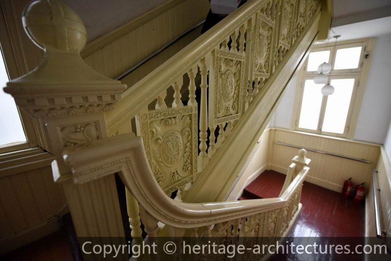 Инициалы компании _C.M.L.I._ вплетены в дизайн лестницы. Источник: heritage-architectures.com