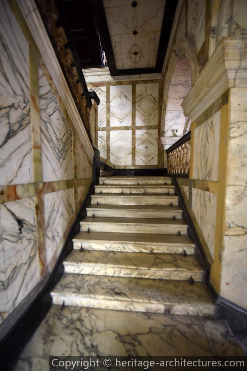 Лестница из итальянского мрамора. Источник: heritage-architectures.com