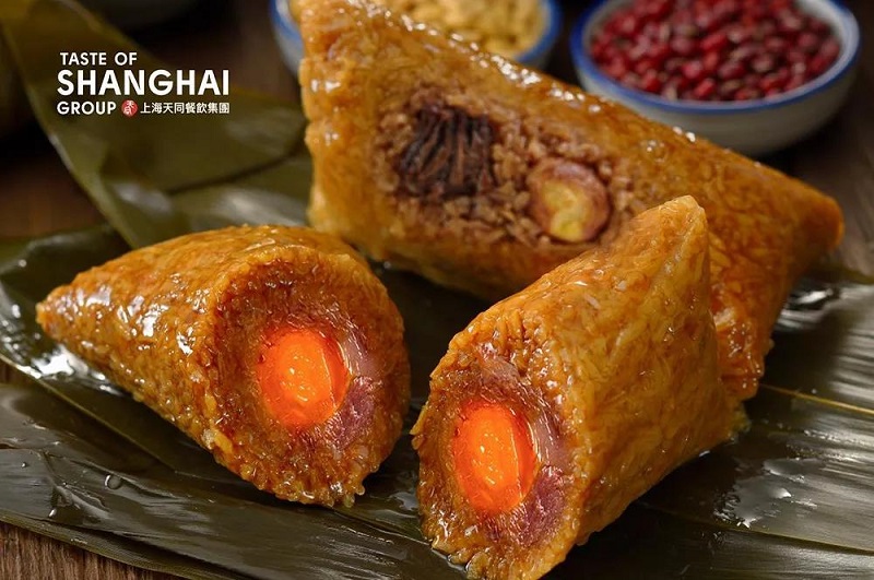 Цзунцзы из Шанхая, на переднем плане - с соленым желтком, на заднем - с мясом и каштаном. 