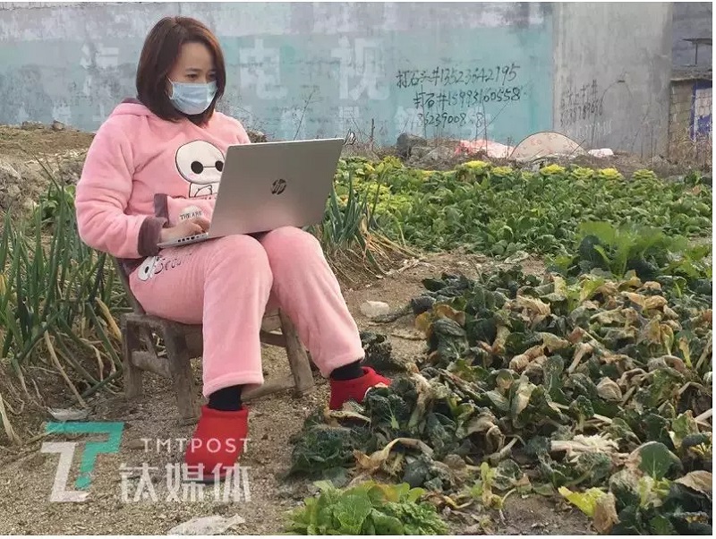 Кто-то прямо на огороде, где лучше ловит интернет. Источник: GICexpat