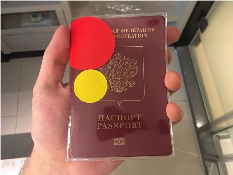 В зависимости от провинции въезда и страны прибытия, пассажирам присваивается "степень опасности", которая выражается цветом наклейки, ее клеят на паспорт. Например, красная, желтая или зелёная.